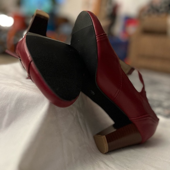 Red Close Toed High Heels 👠 - Picture 5 of 5